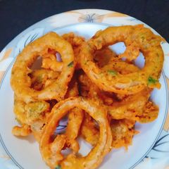 A picture of Piyaz ke pakoray.