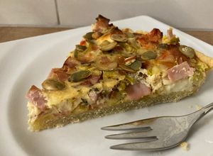 Zdjęcie przepisu Wytrawna tarta z porem, papryką, szynką i serem feta.