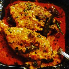 A picture of Shorshe Hilsa curry.