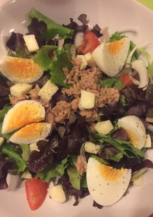 Una foto de Ensalada de atún y huevo