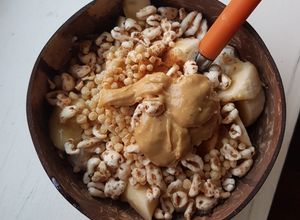 Une photo de Bol de cottage cheese/ céréales/ banane/ beurre de cacahuète