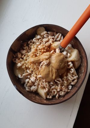 Une photo de Bol de cottage cheese/ céréales/ banane/ beurre de cacahuète