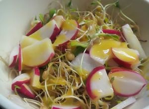 Una foto de Ensalada de germinado de lenteja con rábano y miel con mostaza