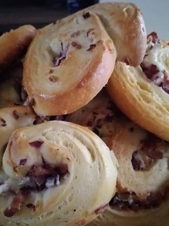 Sajtos, lilahagymás, sonkás csiga recept fotója