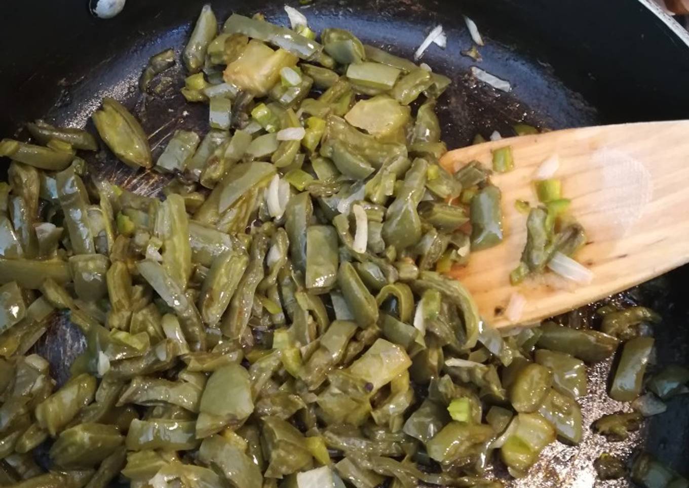 Nopales fritos con cebolla y chile serrano