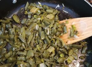 Una foto de Nopales fritos con cebolla y chile serrano