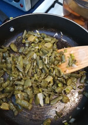 Una foto de Nopales fritos con cebolla y chile serrano