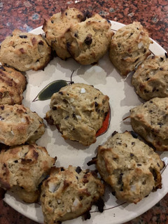 Una foto de COOKIES DE LIMÓN, COCO Y CHIPS DE CHOCOLATE (sin harina de trigo ni lácteos) muy nutritivas