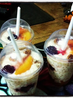 Una foto de Tapioca con duraznos zarzamoras y nueces