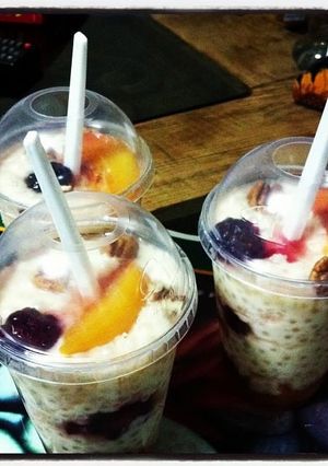 Una foto de Tapioca con duraznos zarzamoras y nueces