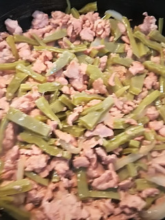 Una foto de Cerdo con guajillo y nopales