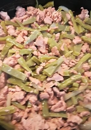 Una foto de Cerdo con guajillo y nopales