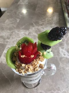 Una foto de Yogurt y fruta