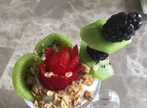 Una foto de Yogurt y fruta