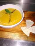 Crema de ahuyama con curry y cúrcuma decorada con tricolor de aj
