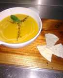 Crema de ahuyama con curry y cúrcuma decorada con tricolor de aj