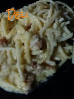 Una foto de Pasta carbonara con huevo