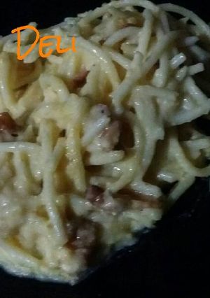 Una foto de Pasta carbonara con huevo