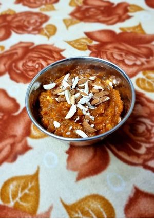 गाजर का हलवा (gajar ka halwa recipe in Hindi) रेसिपी मुख्य फोटो