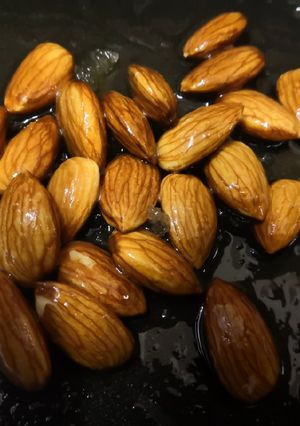 A picture of Honey Glazed Almonds.