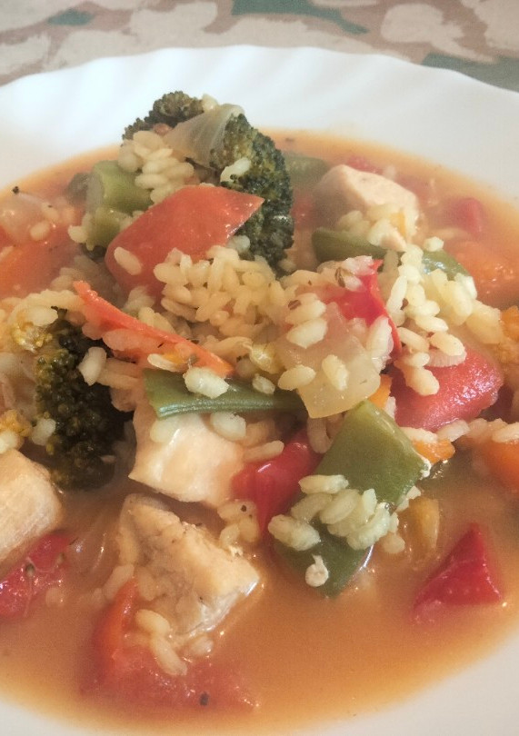 Una foto de Arroz caldoso de pollo rápido