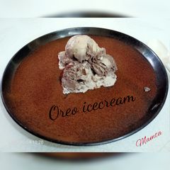 A picture of Oreo biscuit ice-cream.