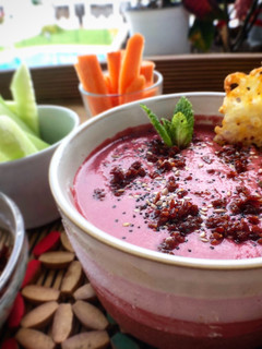 A picture of Crema fría de remolacha y kefir (o yogur) a la hierbabuena, con sal de jamón y tejas de queso.