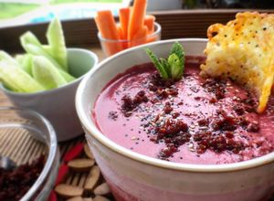 Foto principal de Crema fría de remolacha y kefir (o yogur) a la hierbabuena, con sal de jamón y tejas de queso