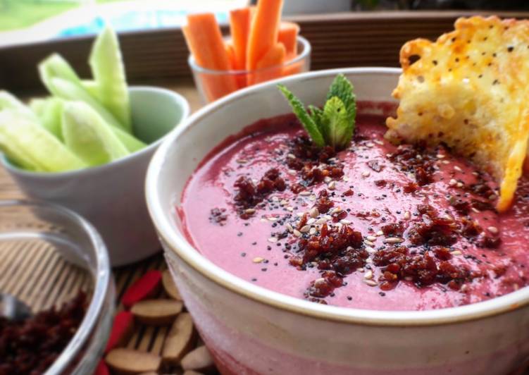 Crema fría de remolacha y kefir (o yogur) a la hierbabuena, con sal de jamón y tejas de queso