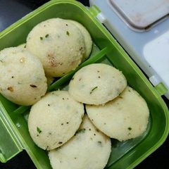 A picture of Rava Idli.