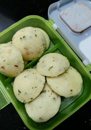 A picture of Rava Idli.