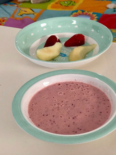 Una foto de Papilla de fresas y arándanos con yogur 🍓🍐