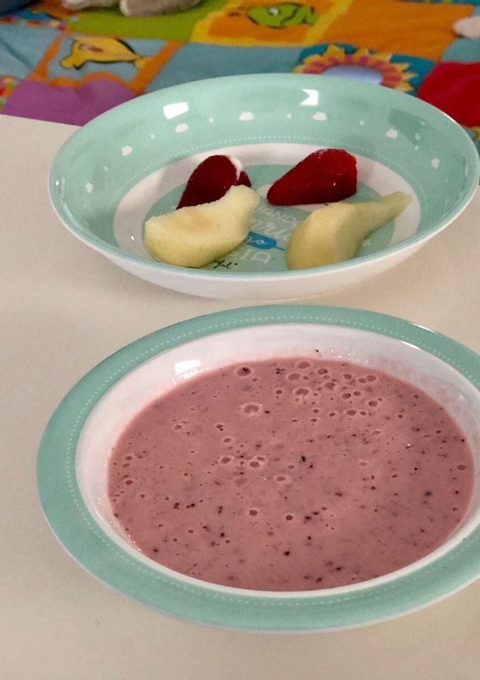 Una foto de Papilla de fresas y arándanos con yogur 🍓🍐