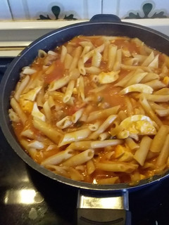 Una foto de Macarrones con tomate frito, atún, huevos cocidos y orégano
