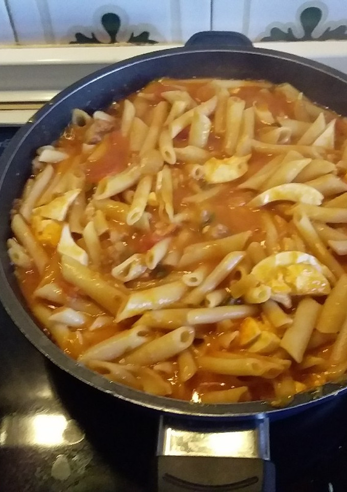 Una foto de Macarrones con tomate frito, atún, huevos cocidos y orégano