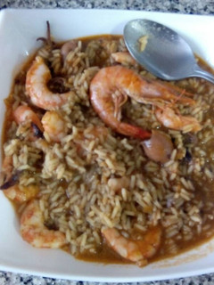 Una foto de Arroz con langostinos y calamares