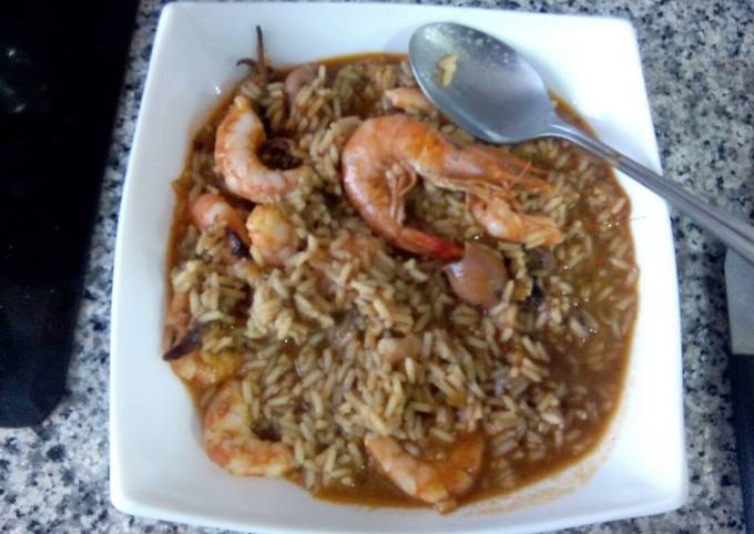 Preparación inicial del arroz con calamares y langostinos