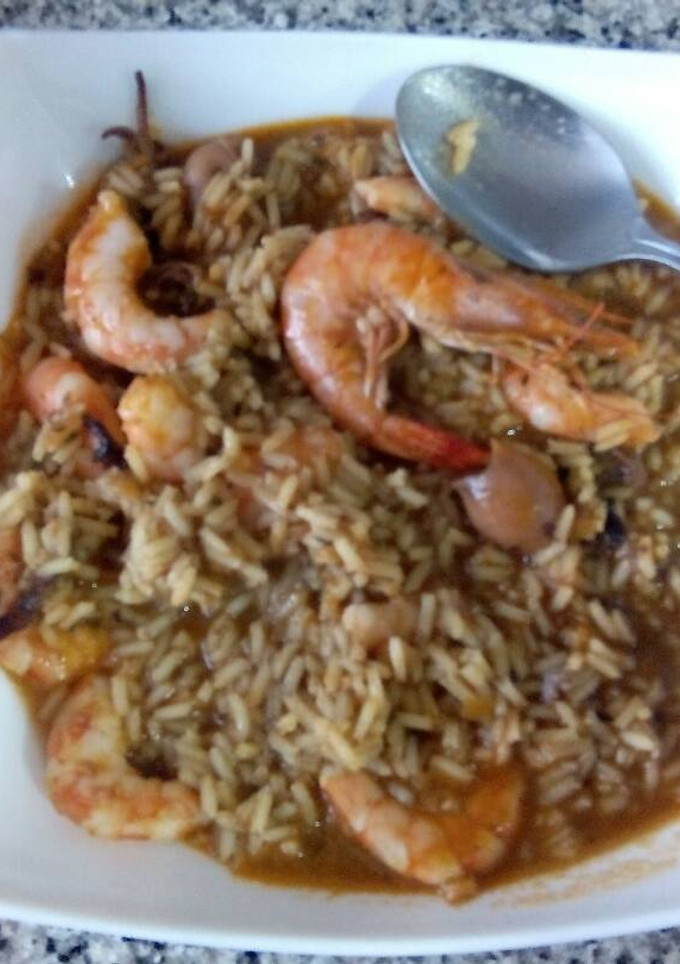 Una foto de Arroz con langostinos y calamares