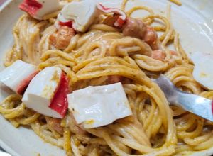 Una foto de Espagueti con surimi y zanahoria mini