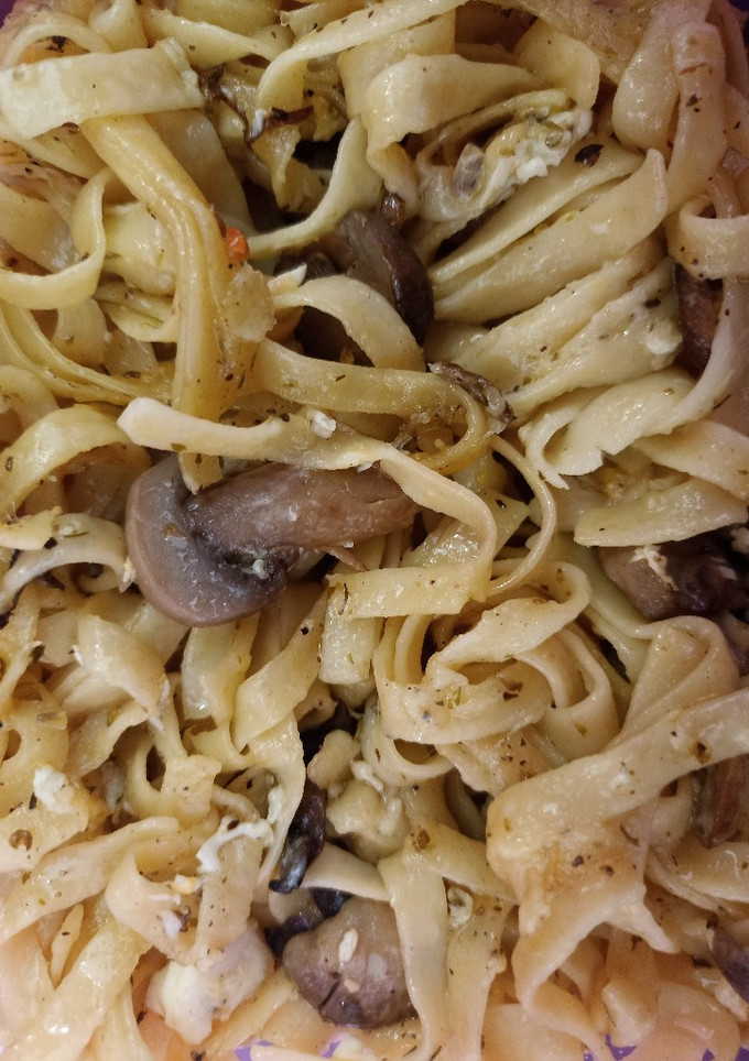 Una foto de Tallarines con huevo y champiñones