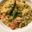 Risotto con salmón, gambitas y espárragos trigueros