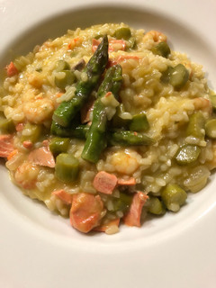 Una foto de Risotto con salmón, gambitas y espárragos trigueros