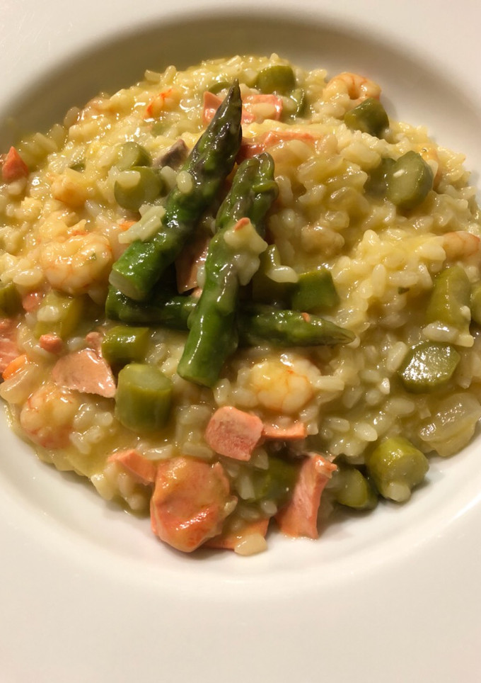 Una foto de Risotto con salmón, gambitas y espárragos trigueros