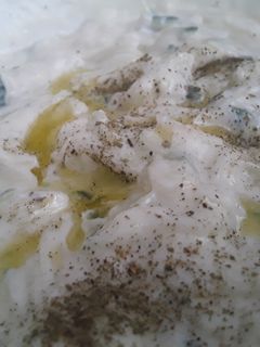 Una foto de Salsa de yogurt griego y pepino cohombro... 😜🥒🍋🥗🍶!!!
