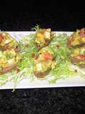 Tapas - mini barquitas de cacao rellenas de crudites y huevos sobre escarola