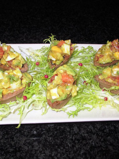 Una foto de Tapas - mini barquitas de cacao rellenas de crudites y huevos sobre escarola