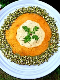 तिरंगा स्प्राउटेड उत्त्पम (Tiranga Sprouted Uttapam recipe in hindi) रेसिपी मुख्य फोटो