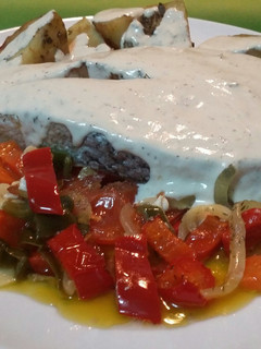 Una foto de Salmón a la pimienta con verduras y patatas
