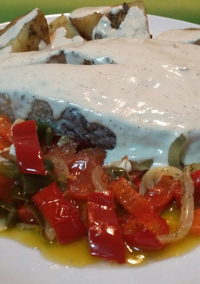 Una foto de Salmón a la pimienta con verduras y patatas