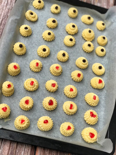 A picture of Mini butter cookies.